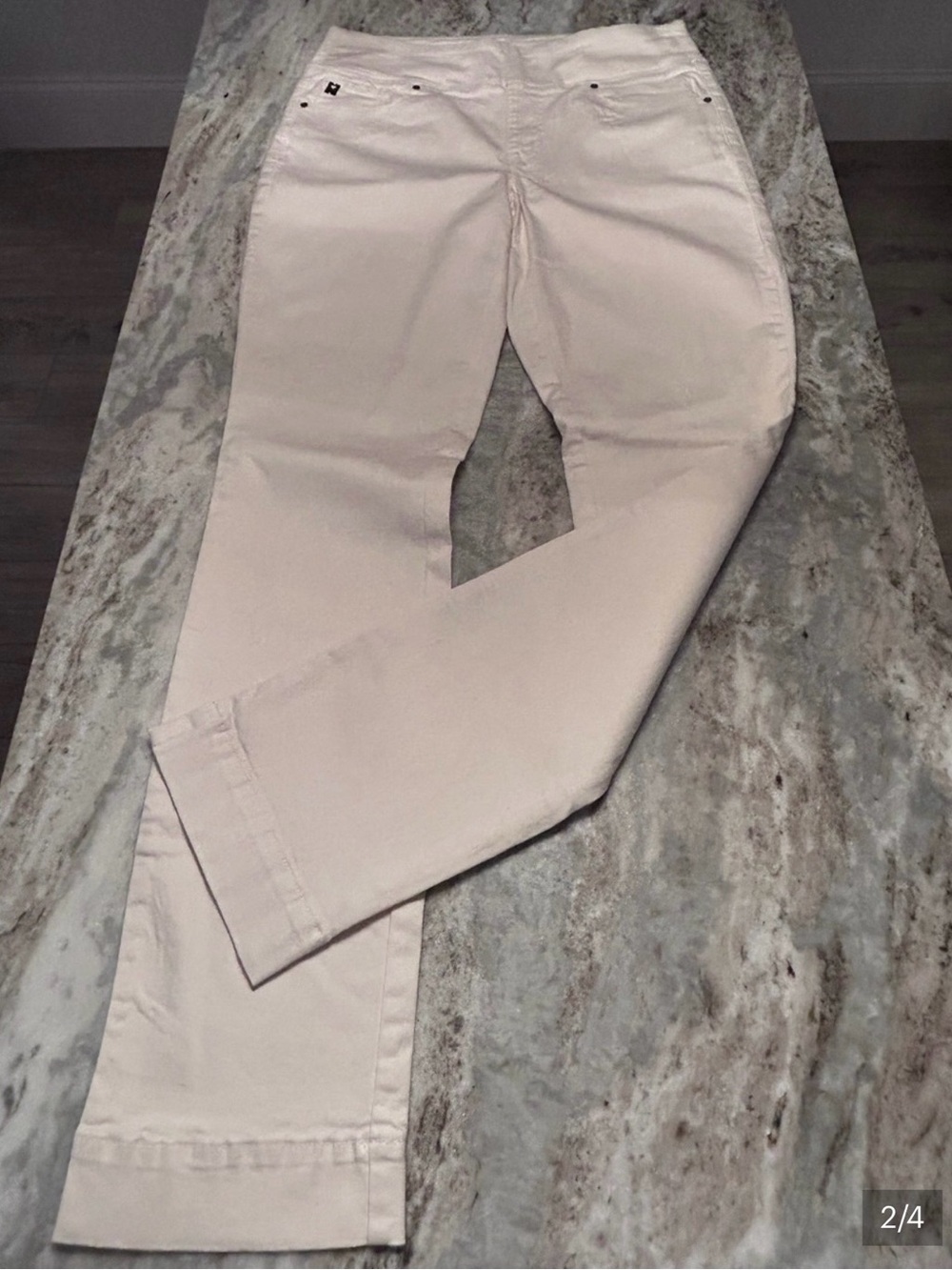 off white Jeans straight leg , no zip pull on 14